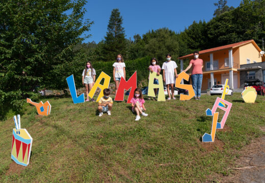 Nenas e nenos de San Sadurniño “debullan cores” decorando o acceso ao local social de Lamas